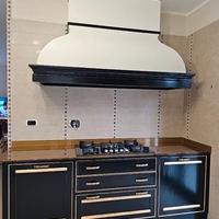 Elegante cucina, tavolo sedie lavastoviglie frigo