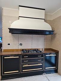 Elegante cucina, tavolo sedie lavastoviglie frigo