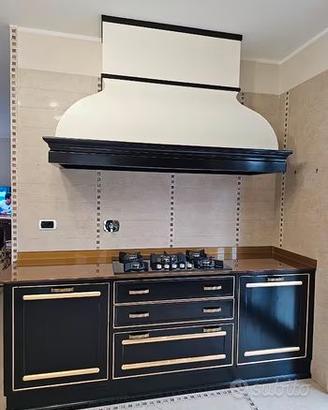 Elegante cucina, tavolo sedie lavastoviglie frigo