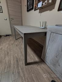 Scrivania/tavolo il legno e poltrona
