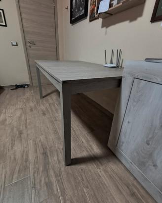 Scrivania/tavolo il legno e poltrona