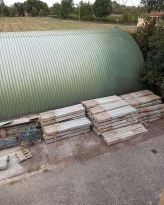 Pali in cemento usati per vigneto o recinzione