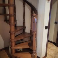 Scala a chiocciola in legno