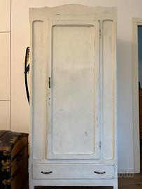 Armadio vintage in legno shabby chic decapato