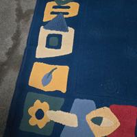 Tappeto rettangolare blu con disegni