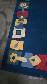 Tappeto rettangolare blu con disegni