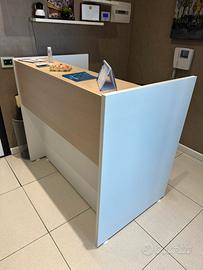 scrivania fronte office