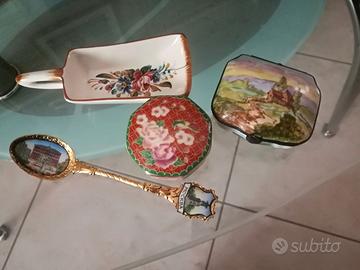 Lotto di oggetti in ceramica smaltata