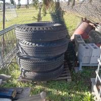 Copertoni con cerchi per rimorchio agricolo