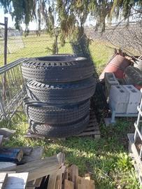 Copertoni con cerchi per rimorchio agricolo