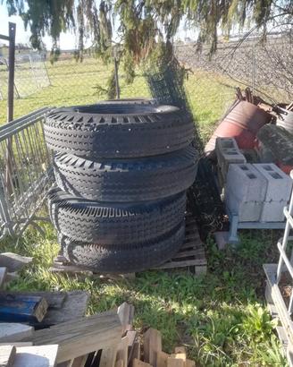 Copertoni con cerchi per rimorchio agricolo