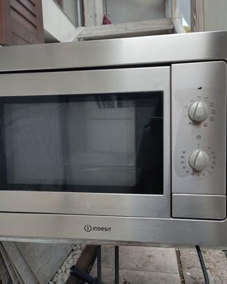 Microonde da incasso. Marca Indesit.