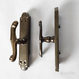 2 maniglie per finestre in metallo colore bruno