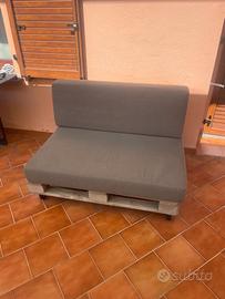 DIVANO IN PALLET CON CUSCINI