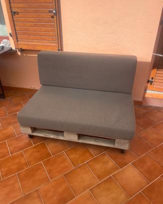 DIVANO IN PALLET CON CUSCINI