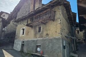 Rudere da ristrutturare su due piani