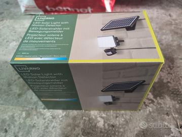 faro led a energia solare con sensore movimento