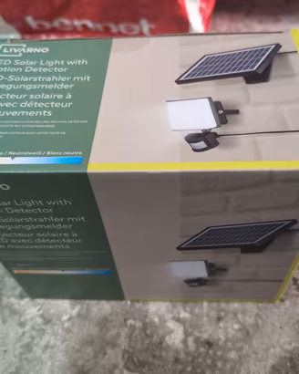 faro led a energia solare con sensore movimento