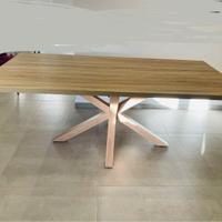 Tavolo in legno chiaro