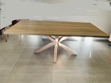 Tavolo in legno chiaro