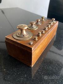 Scatola d’ epoca di pesi completi
