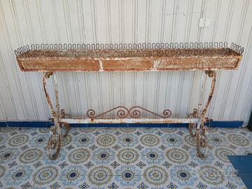 ANTICO PORTA VASI, Fioriera in ferro battuto.