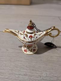 souvenir in metallo a forma di lampada 