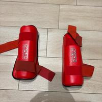 Protezione stinco kickboxing in palestra