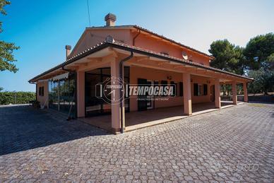 CASALE CON TERRENO E VISTA PANORAMICA!!!!