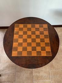 Tavolo con scacchiera