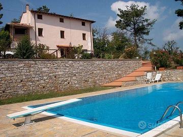 Rustico / Casale di 300 m² con più di 5 locali e b
