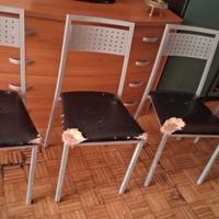 Sedie con struttura in metallo color argento 