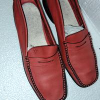 Mocassini rossi con dettagli neri