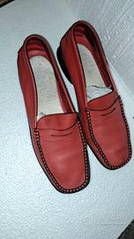 Mocassini rossi con dettagli neri