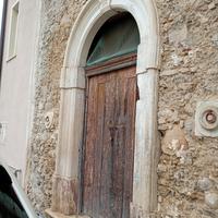 cornicione in pietra 