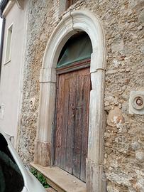 cornicione in pietra 