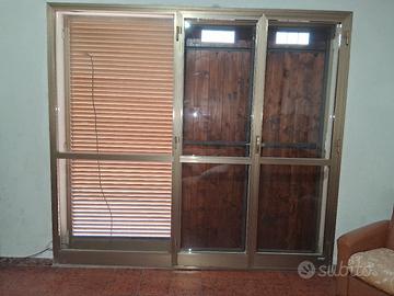 Infisso in alluminio con vetro  e balcone esterno 