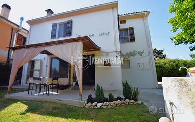 Casa semi-indipendente con corte privata