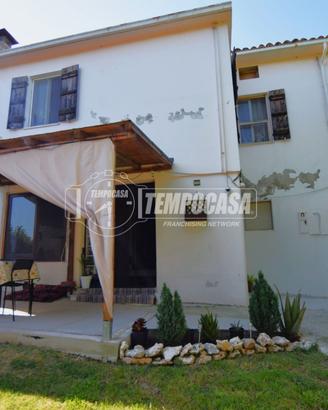 Casa semi-indipendente con corte privata