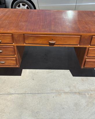 Scrivania in legno