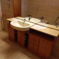 mobile con specchio e lavandino bagno