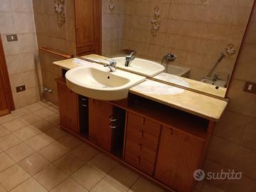 mobile con specchio e lavandino bagno