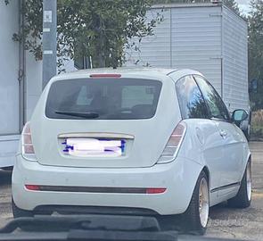 Lancia Ypsilon 1300 multijet momodesign