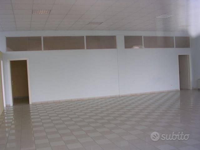 Immobile di 790 m² con 4 locali a Lucca