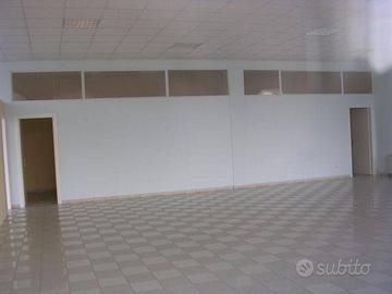 Immobile di 790 m² con 4 locali a Lucca