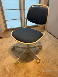 Sedia da scrivania blu e bianca con rotelle