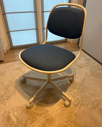 Sedia da scrivania blu e bianca con rotelle