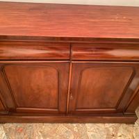 Mobile in legno con cassetti ed ante.