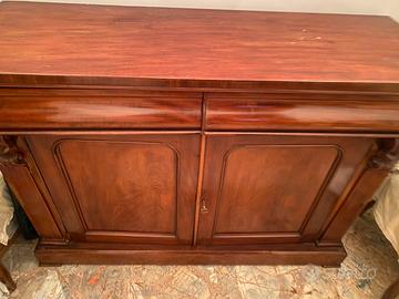 Mobile in legno con cassetti ed ante.