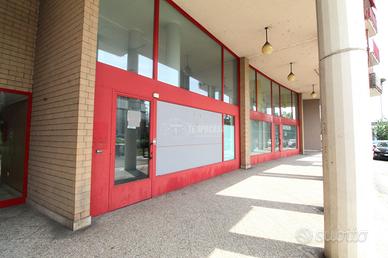 AMPIO LOCALE COMMERCIALE